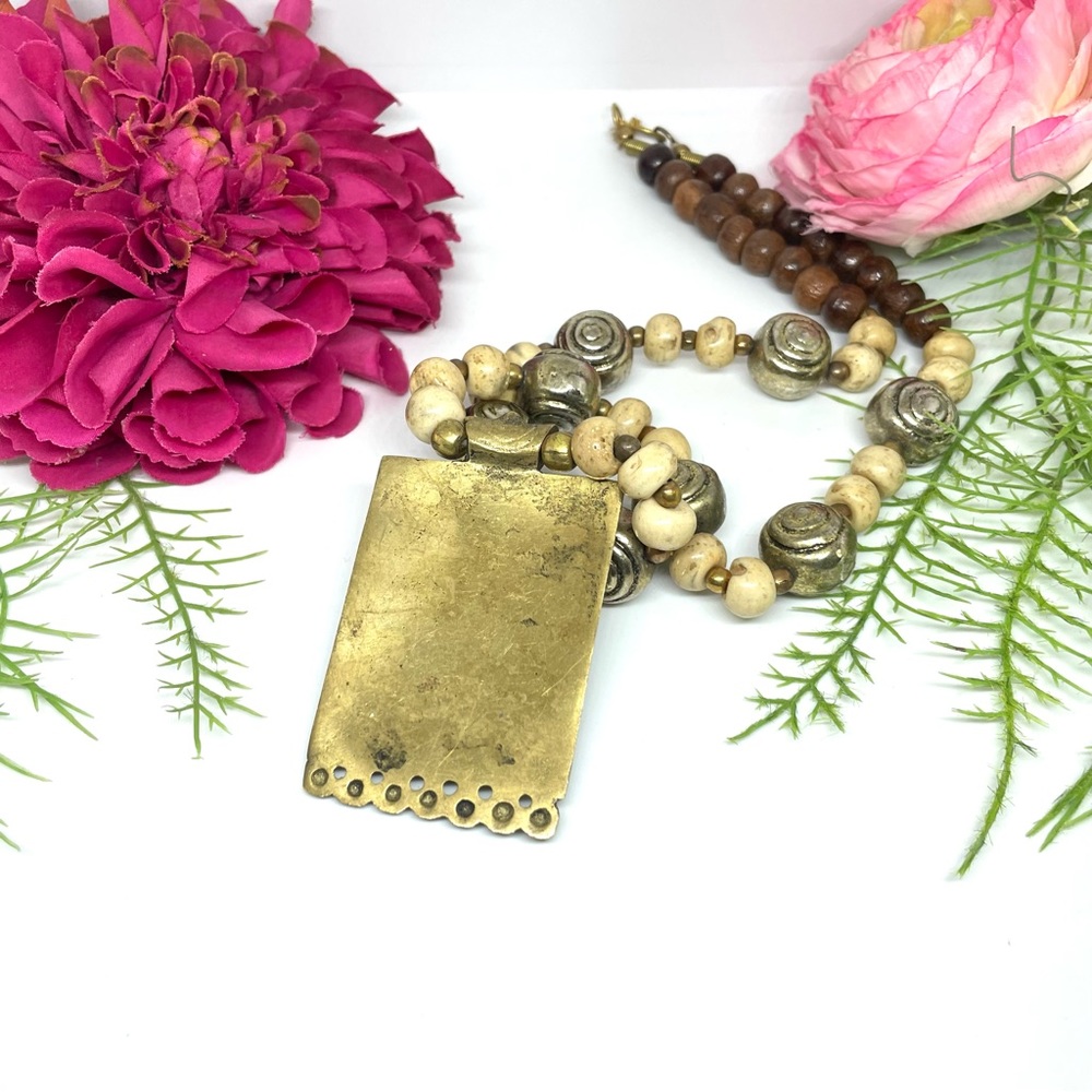 VINTAGE⚜️Genuine Stone & Wooden Beaded Medallion Necklace - Picture 7 of 8